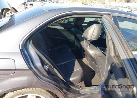 2013 Mercedes-Benz C 250 Sport z USA, uszkodzony, nr VIN WDDGF4HB2DR270512